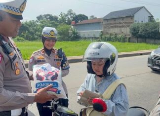 Polres Subang Gelar Operasi Keselamatan Lodaya 2025 dengan Pendekatan Berbeda Polisi memberhentikan pemotor tertib untuk diberi hadiah (Foto: Istimewa)
