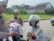 Polres Subang Gelar Operasi Keselamatan Lodaya 2025 dengan Pendekatan Berbeda Polisi memberhentikan pemotor tertib untuk diberi hadiah (Foto: Istimewa)