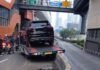 Truk Towing Angkut Mobil Chery Tabrak Pembatas Jalan di MT Haryono, Lalu Lintas Padat Truk towing yang mengangkut mobil Chery berwarna hitam menabrak pembatas jalan di Jalan MT Haryono, Jaksel. (media sosial X @tmcpoldametro)