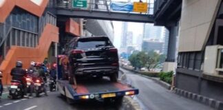 Truk Towing Angkut Mobil Chery Tabrak Pembatas Jalan di MT Haryono, Lalu Lintas Padat Truk towing yang mengangkut mobil Chery berwarna hitam menabrak pembatas jalan di Jalan MT Haryono, Jaksel. (media sosial X @tmcpoldametro)