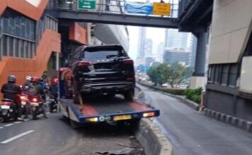 Truk Towing Angkut Mobil Chery Tabrak Pembatas Jalan di MT Haryono, Lalu Lintas Padat Truk towing yang mengangkut mobil Chery berwarna hitam menabrak pembatas jalan di Jalan MT Haryono, Jaksel. (media sosial X @tmcpoldametro)