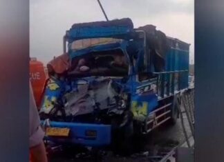 Dua Orang Tewas dalam Kecelakaan Dua Truk di Tol Cipali KM 87.600 Truk muatan ikan tabrak tronton di tol Cipali Subang. (Foto: Istimewa)