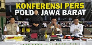 Polda Jabar Ungkap Kasus MinyaKita Ilegal di Subang, Kerugian Masyarakat Capai Ratusan Juta Polda Jabar mengungkap peredaran MinyaKita tak sesuai takaran di Subang Sumber : Antara