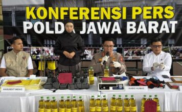 Polda Jabar Ungkap Kasus MinyaKita Ilegal di Subang, Kerugian Masyarakat Capai Ratusan Juta Polda Jabar mengungkap peredaran MinyaKita tak sesuai takaran di Subang Sumber : Antara