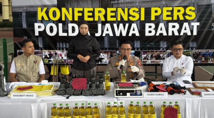 Polda Jabar Ungkap Kasus MinyaKita Ilegal di Subang, Kerugian Masyarakat Capai Ratusan Juta Polda Jabar mengungkap peredaran MinyaKita tak sesuai takaran di Subang Sumber : Antara