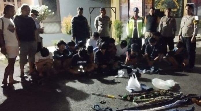 Polsek Subang Amankan 16 Remaja Diduga Akan Perang Sarung Jajaran Polsek Kota Subang mengamankan 16 remaja saat hendak perang sarung, Sabtu (8/3/2025) dini hari. Dok. Humas Polsek Kota Subang