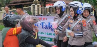 Satlantas Polres Subang Kampanyekan Tertib Berlalu Lintas Sambil Berbagi Takjil di Bulan Ramadan Satlantas Polres Subang Kampanyekan Tertib Berlalu Lintas Sambil Berbagi Takjil di Bulan Ramadan