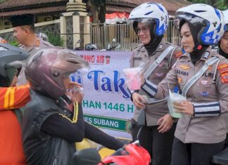 Satlantas Polres Subang Kampanyekan Tertib Berlalu Lintas Sambil Berbagi Takjil di Bulan Ramadan Satlantas Polres Subang Kampanyekan Tertib Berlalu Lintas Sambil Berbagi Takjil di Bulan Ramadan