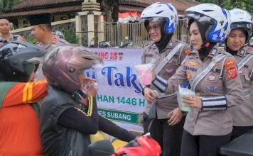 Satlantas Polres Subang Kampanyekan Tertib Berlalu Lintas Sambil Berbagi Takjil di Bulan Ramadan Satlantas Polres Subang Kampanyekan Tertib Berlalu Lintas Sambil Berbagi Takjil di Bulan Ramadan