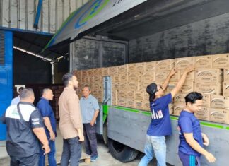 Jelang Lebaran Polres Subang dan DKUPP Lakukan Pengecekan Minyakita Jajaran Satreskrim Polres Subang, Saat Mengecek Kedua Lokasi Agen Minyak Goreng Bersubsidi Minyak ita Di Subang. (Foto : RRI/Ruslan Effendi).