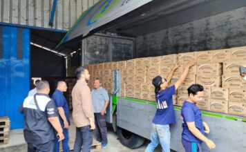 Jelang Lebaran Polres Subang dan DKUPP Lakukan Pengecekan Minyakita Jajaran Satreskrim Polres Subang, Saat Mengecek Kedua Lokasi Agen Minyak Goreng Bersubsidi Minyak ita Di Subang. (Foto : RRI/Ruslan Effendi).