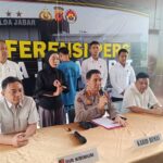 Polda Jabar Tetapkan Tersangka Baru dalam Kasus Pembunuhan Subang 2021 Kabid Humas Polda Jabar Kombes Polisj Jules Abraham Abast (tengah depan) saat ungkap kasus pembunuhan ibu dan anak di Mapolda Jabar, Kota Bandung, Senin (3/3/2025). (ANTARA/HO-Polda Jabar)