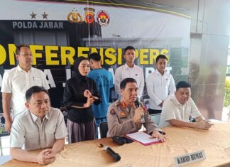 Polda Jabar Tetapkan Tersangka Baru dalam Kasus Pembunuhan Subang 2021 Kabid Humas Polda Jabar Kombes Polisj Jules Abraham Abast (tengah depan) saat ungkap kasus pembunuhan ibu dan anak di Mapolda Jabar, Kota Bandung, Senin (3/3/2025). (ANTARA/HO-Polda Jabar)
