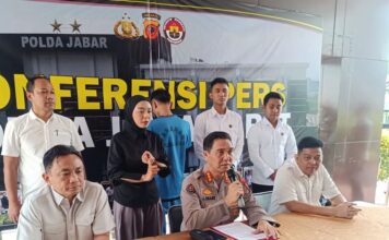 Polda Jabar Tetapkan Tersangka Baru dalam Kasus Pembunuhan Subang 2021 Kabid Humas Polda Jabar Kombes Polisj Jules Abraham Abast (tengah depan) saat ungkap kasus pembunuhan ibu dan anak di Mapolda Jabar, Kota Bandung, Senin (3/3/2025). (ANTARA/HO-Polda Jabar)