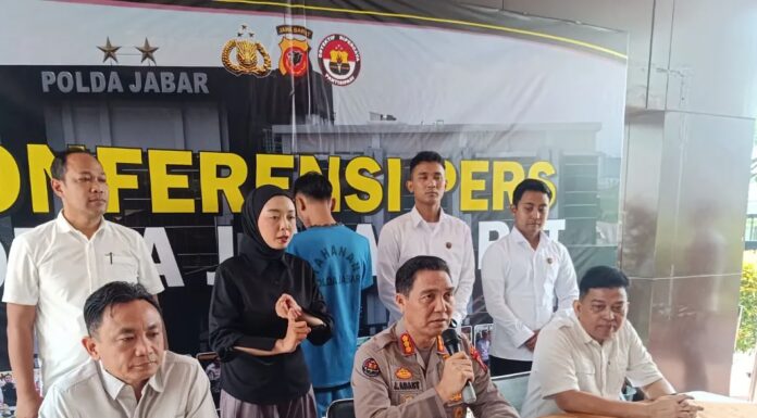 Polda Jabar Tetapkan Tersangka Baru dalam Kasus Pembunuhan Subang 2021 Kabid Humas Polda Jabar Kombes Polisj Jules Abraham Abast (tengah depan) saat ungkap kasus pembunuhan ibu dan anak di Mapolda Jabar, Kota Bandung, Senin (3/3/2025). (ANTARA/HO-Polda Jabar)
