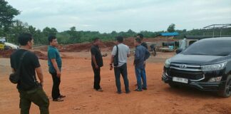 Enam Preman Tak Berkutik Saat Diringkus Polisi di Subang, Kerap Memalak Sopir di Kawasan Industri Polisi saat mengamankan preman pemalak sopir truk di kawasan industri Subang (Foto: Istimewa)