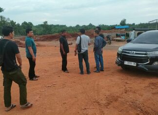 Enam Preman Tak Berkutik Saat Diringkus Polisi di Subang, Kerap Memalak Sopir di Kawasan Industri Polisi saat mengamankan preman pemalak sopir truk di kawasan industri Subang (Foto: Istimewa)