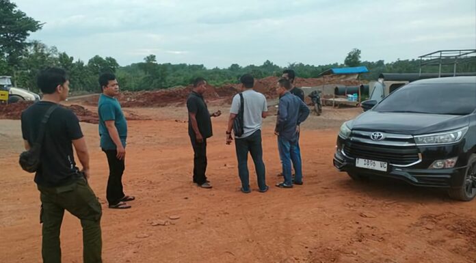Enam Preman Tak Berkutik Saat Diringkus Polisi di Subang, Kerap Memalak Sopir di Kawasan Industri Polisi saat mengamankan preman pemalak sopir truk di kawasan industri Subang (Foto: Istimewa)