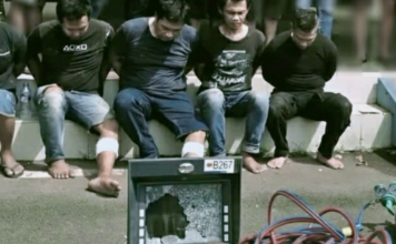 Polisi Tangkap Komplotan Spesialis Pembobol Mesin ATM di Subang, Lima Orang Diringkus Lima orang pelaku spesialis pembobolan mesin ATM dibekuk polisi setelah beraksi di Subang.
