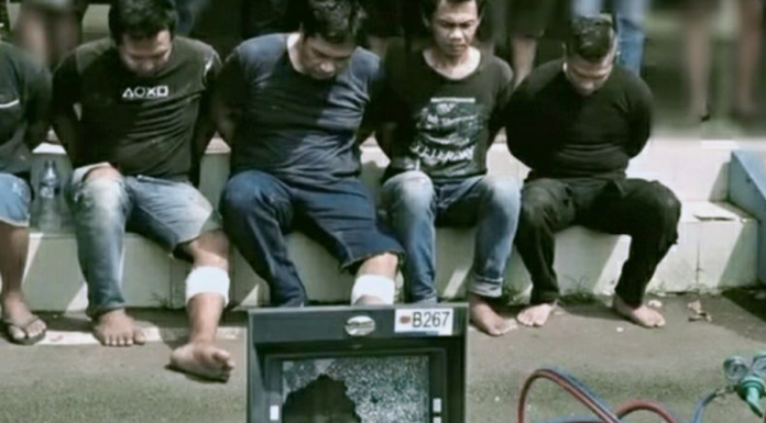 Polisi Tangkap Komplotan Spesialis Pembobol Mesin ATM di Subang, Lima Orang Diringkus Lima orang pelaku spesialis pembobolan mesin ATM dibekuk polisi setelah beraksi di Subang.