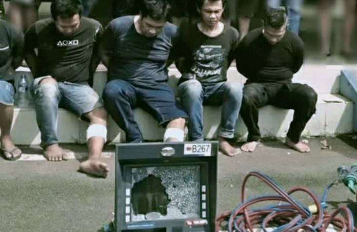 Lima orang pelaku spesialis pembobolan mesin ATM dibekuk polisi setelah beraksi di Subang.