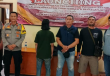 Gubernur Jabar Dedi Mulyadi Apresiasi Penangkapan Oknum Aktivis Diduga Lakukan Pungli ke Pedagang Nanas Jalancagak Terduga pelaku pungli berinisial MH saat diamankan di Mapolsek Jalancagak, Polres Subang.
