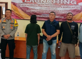 Gubernur Jabar Dedi Mulyadi Apresiasi Penangkapan Oknum Aktivis Diduga Lakukan Pungli ke Pedagang Nanas Jalancagak Terduga pelaku pungli berinisial MH saat diamankan di Mapolsek Jalancagak, Polres Subang.