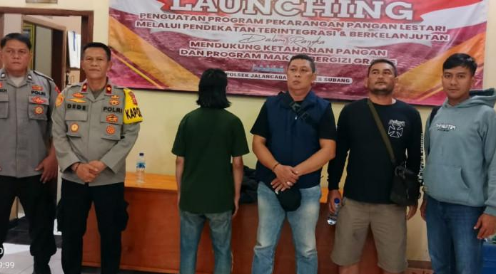 Gubernur Jabar Dedi Mulyadi Apresiasi Penangkapan Oknum Aktivis Diduga Lakukan Pungli ke Pedagang Nanas Jalancagak Terduga pelaku pungli berinisial MH saat diamankan di Mapolsek Jalancagak, Polres Subang.