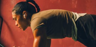 AirPods Pro 3 Resmi Diumumkan, Kini Bisa Deteksi Detak Jantung AirPods Pro 3 hadir dengan ANC dua kali lebih kuat, sensor detak jantung, Live Translation, desain ergonomis, baterai tahan lama, dan harga mulai Rp 4 jutaan. (Foto: Apple)