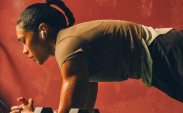 AirPods Pro 3 Resmi Diumumkan, Kini Bisa Deteksi Detak Jantung AirPods Pro 3 hadir dengan ANC dua kali lebih kuat, sensor detak jantung, Live Translation, desain ergonomis, baterai tahan lama, dan harga mulai Rp 4 jutaan. (Foto: Apple)