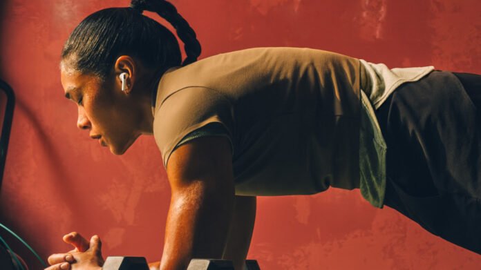 AirPods Pro 3 AirPods Pro 3 hadir dengan ANC dua kali lebih kuat, sensor detak jantung, Live Translation, desain ergonomis, baterai tahan lama, dan harga mulai Rp 4 jutaan. (Foto: Apple)