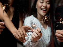 Hukum Perayaan Menyambut Tahun Baru dalam Pandangan Islam Merayakan tahun baru masehi menurut Islam. (Freepik)