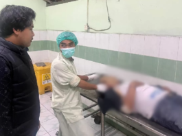 Penumpang Bus Jurusan Surabaya–Subang Meninggal Dunia Saat Perjalanan, Diduga Karena Sakit DIEVAKUASI : Korban saat di evakuasi oleh petugas kepolisian di RSUD Ibnusina, Gresik. (Ist/)