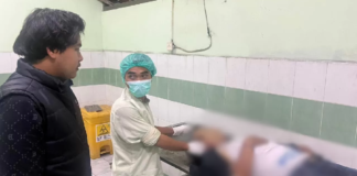 Penumpang Bus Jurusan Surabaya–Subang Meninggal Dunia Saat Perjalanan, Diduga Karena Sakit DIEVAKUASI : Korban saat di evakuasi oleh petugas kepolisian di RSUD Ibnusina, Gresik. (Ist/)