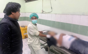 Penumpang Bus Jurusan Surabaya–Subang Meninggal Dunia Saat Perjalanan, Diduga Karena Sakit DIEVAKUASI : Korban saat di evakuasi oleh petugas kepolisian di RSUD Ibnusina, Gresik. (Ist/)