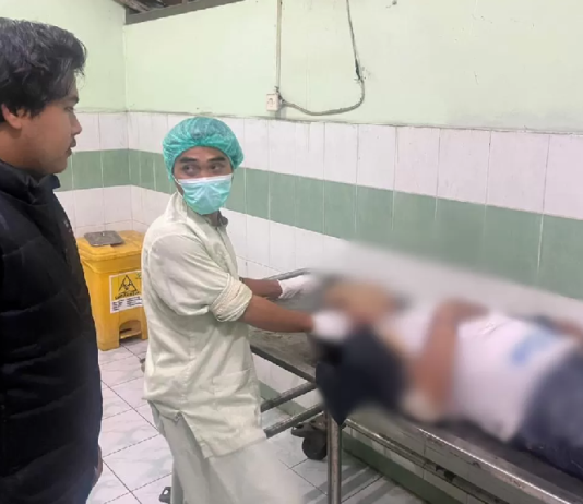 Penumpang Bus Jurusan Surabaya–Subang Meninggal Dunia Saat Perjalanan, Diduga Karena Sakit DIEVAKUASI : Korban saat di evakuasi oleh petugas kepolisian di RSUD Ibnusina, Gresik. (Ist/)