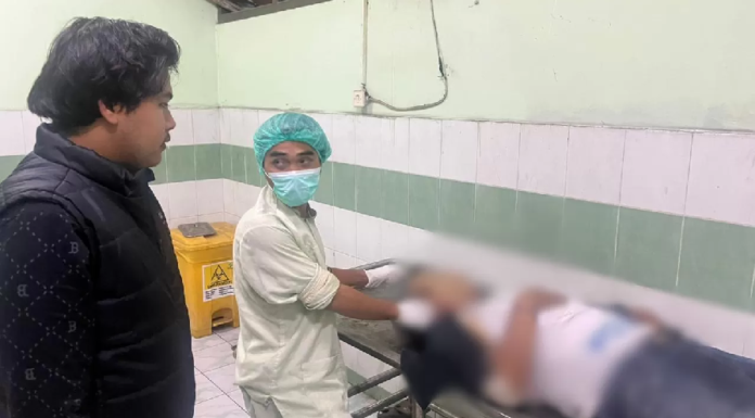 Penumpang Bus Jurusan Surabaya–Subang Meninggal Dunia Saat Perjalanan, Diduga Karena Sakit DIEVAKUASI : Korban saat di evakuasi oleh petugas kepolisian di RSUD Ibnusina, Gresik. (Ist/)