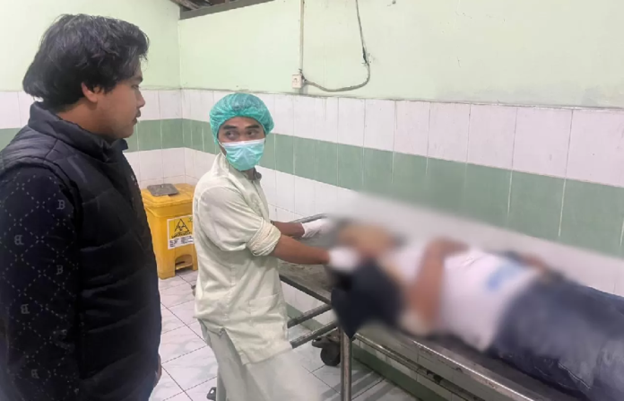 DIEVAKUASI : Korban saat di evakuasi oleh petugas kepolisian di RSUD Ibnusina, Gresik. (Ist/)