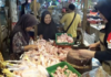 Harga Ayam di Pasar Tradisional Purwakarta Melonjak Jelang Nataru 2026 Harga ayam potong di Pasar Rebo Purwakarta naik signifikan menjelang Natal dan Tahun Baru 2026. Kondisi ini dikeluhkan, baik oleh pembeli maupun pedagang.(Pasundan Ekspres)