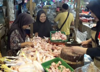 Harga Ayam di Pasar Tradisional Purwakarta Melonjak Jelang Nataru 2026 Harga ayam potong di Pasar Rebo Purwakarta naik signifikan menjelang Natal dan Tahun Baru 2026. Kondisi ini dikeluhkan, baik oleh pembeli maupun pedagang.(Pasundan Ekspres)