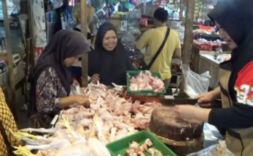 Harga Ayam di Pasar Tradisional Purwakarta Melonjak Jelang Nataru 2026 Harga ayam potong di Pasar Rebo Purwakarta naik signifikan menjelang Natal dan Tahun Baru 2026. Kondisi ini dikeluhkan, baik oleh pembeli maupun pedagang.(Pasundan Ekspres)