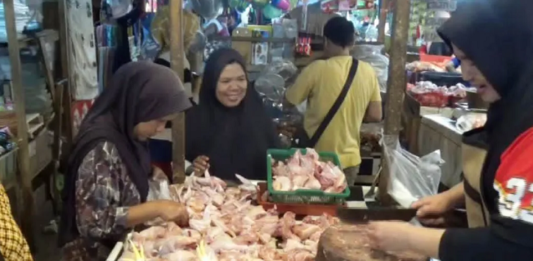 Harga Ayam di Pasar Tradisional Purwakarta Melonjak Jelang Nataru 2026 Harga ayam potong di Pasar Rebo Purwakarta naik signifikan menjelang Natal dan Tahun Baru 2026. Kondisi ini dikeluhkan, baik oleh pembeli maupun pedagang.(Pasundan Ekspres)
