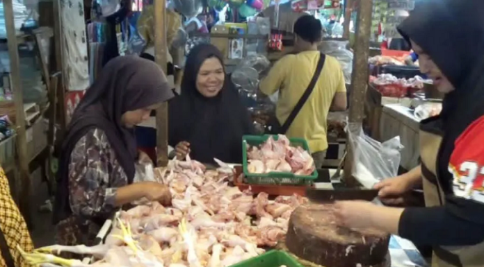 Harga Ayam di Pasar Tradisional Purwakarta Melonjak Jelang Nataru 2026 Harga ayam potong di Pasar Rebo Purwakarta naik signifikan menjelang Natal dan Tahun Baru 2026. Kondisi ini dikeluhkan, baik oleh pembeli maupun pedagang.(Pasundan Ekspres)