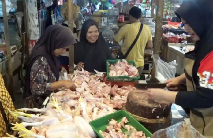 harga ayam potong Harga ayam potong di Pasar Rebo Purwakarta naik signifikan menjelang Natal dan Tahun Baru 2026. Kondisi ini dikeluhkan, baik oleh pembeli maupun pedagang.(Pasundan Ekspres)