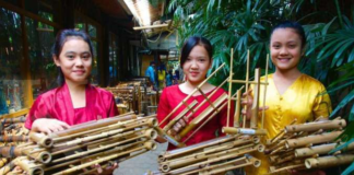 Sejarah Angklung Alat Musik Sunda yang Fenomenal Sejarah Angklung
