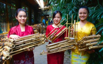 Sejarah Angklung Alat Musik Sunda yang Fenomenal Sejarah Angklung